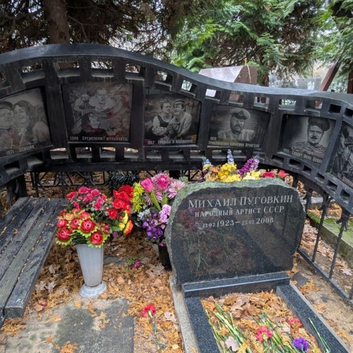 Кумиры, герои и святые старинного Ваганьковского кладбища в Москве