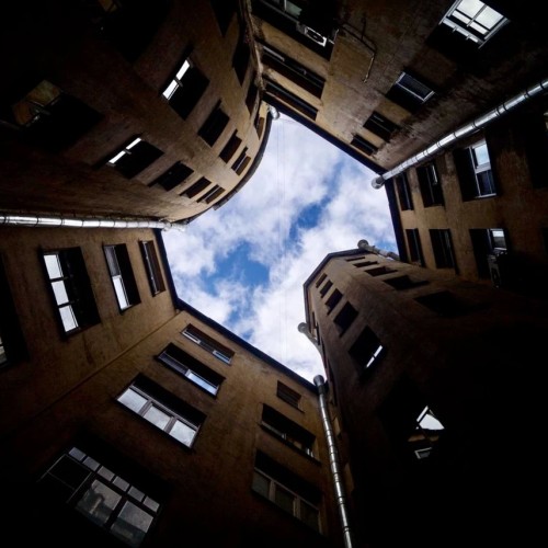 Секреты Петроградской стороны: дворы-колодцы, парадные и доходные дома