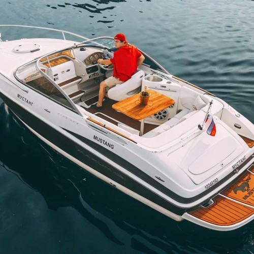 Петербург с воды и разводные мосты: на катере Mustang с капитаном