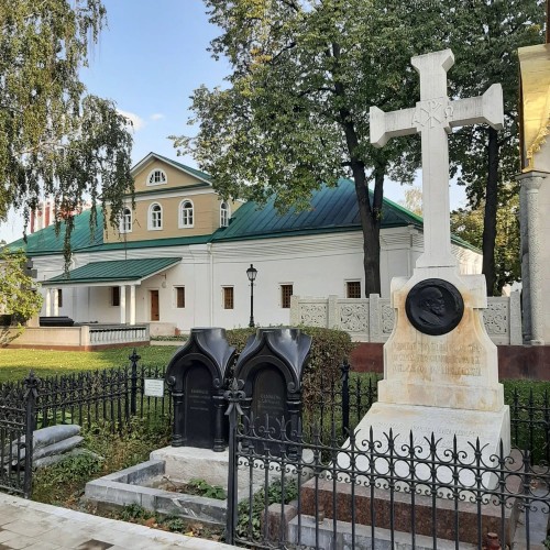 Новодевичье кладбище и Новодевичий монастырь: имена, легенды, судьбы