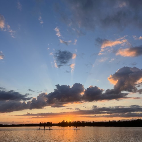 Закат на сапбордах на Лахтинском Разливе в Петербурге