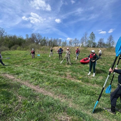 Первый раз с веслом в руках: лёгкий сплав по реке Воре (всё включено)