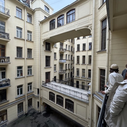 Через дворы и парадные в доходный дом Бака