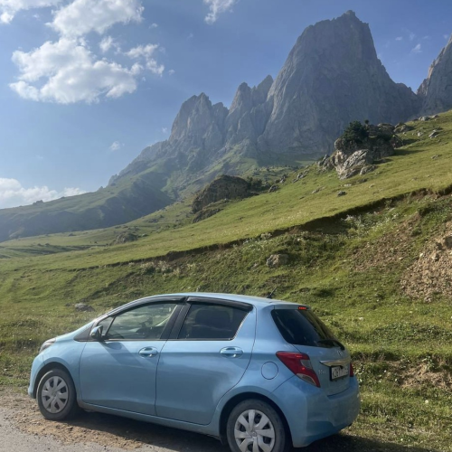 Небольшой компанией по Домбаю: от пещер до вершин и озёр