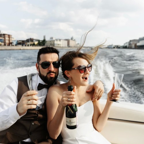 По Петербургу — на премиальном катере