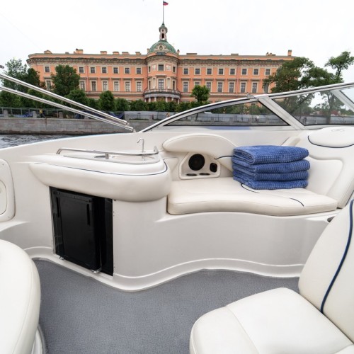 На роскошном катере — по рекам и каналам Санкт-Петербурга