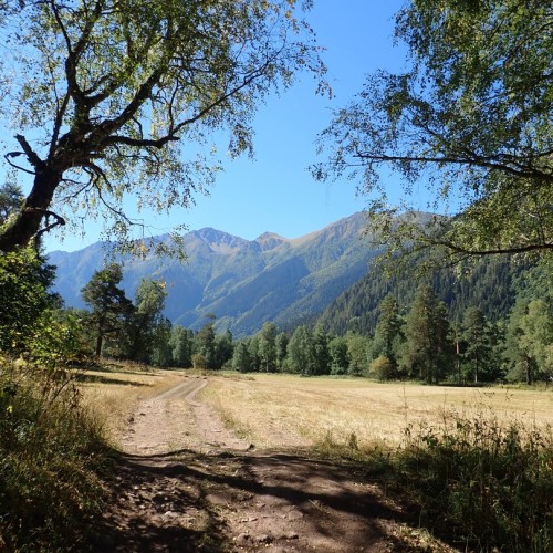 Треккинг-тур в Архыз с комфортом: прогулки в горах налегке с проживанием в гостевом доме