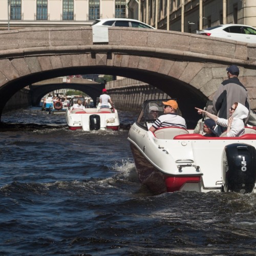 На ярком катере — по рекам и каналам Петербурга