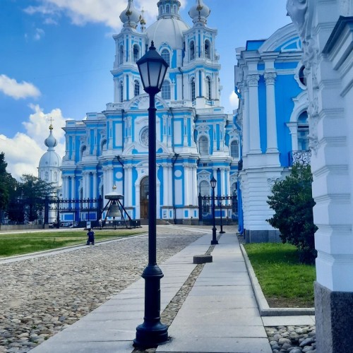 Смольный за 300 лет: от Смольного двора до убийства Кирова