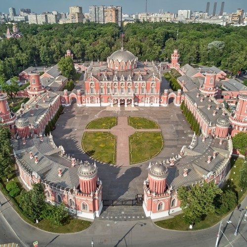 Пешком по страницам истории Москвы: персональное погружение в тайны Кремля и легенды авиации