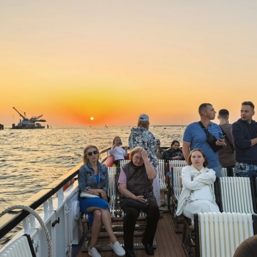 Вояж на элитном теплоходе в сопровождении гида и живой музыки