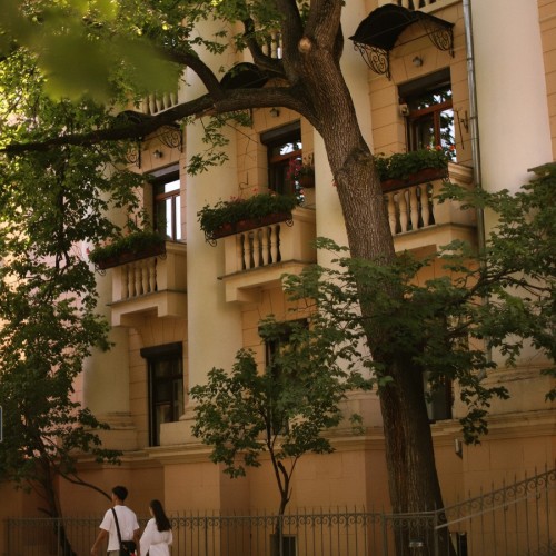 Любовь и стендап на Патриарших прудах