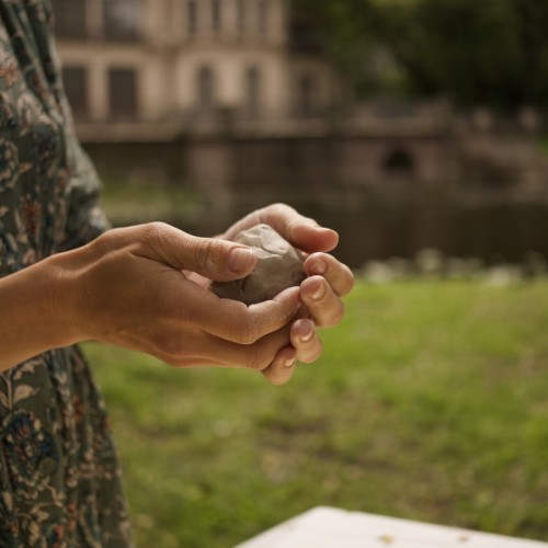 Мастер-класс по лепке из глины в Лопухинском саду Петербурга