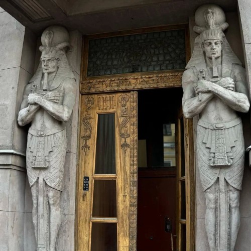 Через дворы и парадные в доходный дом Бака