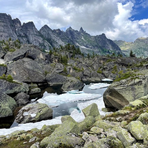 Сокровища природного парка «Ергаки»: треккинг с рюкзаками и ночёвками в палатках