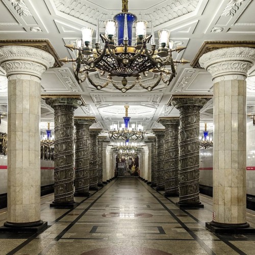 Петербургская подземка: путешествие по станциям и истории