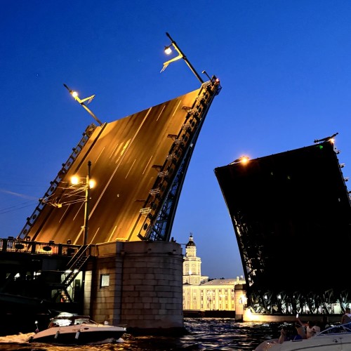 Ночь, катер, развод мостов