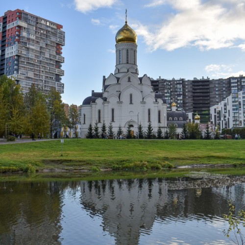 Кудрово: город цветных гигантов через дорогу от Петербурга