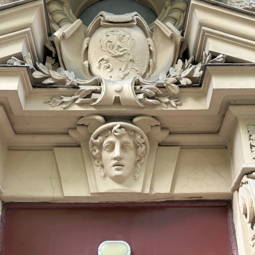 По Васильевскому с островитянином!