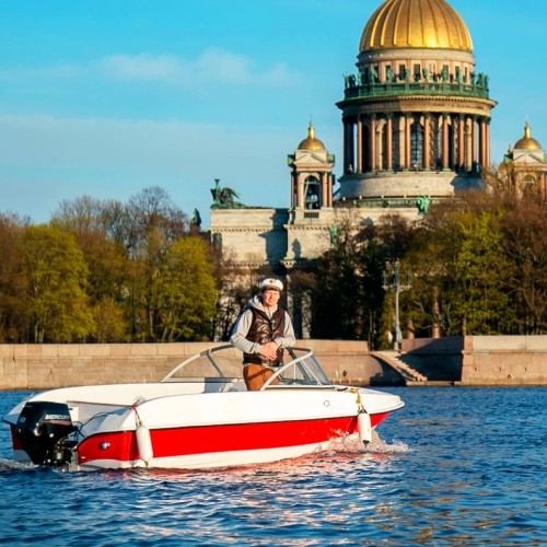 На катере — к центральным достопримечательностям, островам или просторам залива