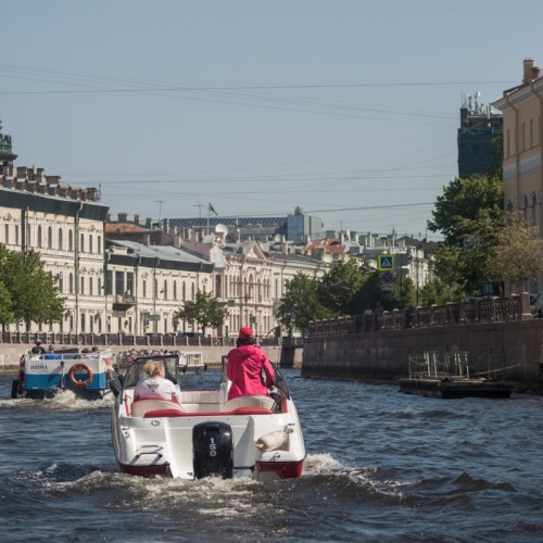 На ярком катере — по рекам и каналам Петербурга