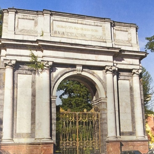 Пешком по страницам истории Москвы: персональное погружение в тайны Кремля и легенды авиации