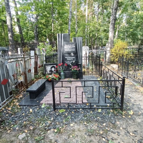Грибы и гробы: по старинному кладбищу Нижнего Новгорода с микологом