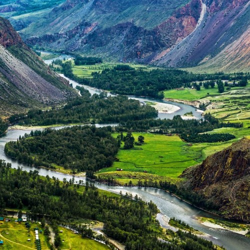 Активно и без палаток на Алтае: моторафтинг, треккинг и вечера под звёздами