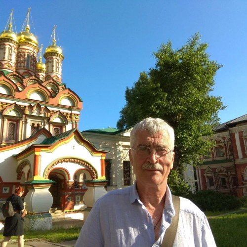Вокруг Дома на набережной с его жителем