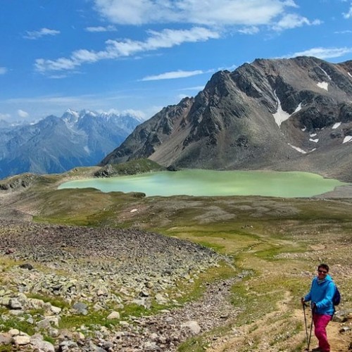 Нетипичное Приэльбрусье: треккинг налегке к 4 высокогорным озёрам с проживанием в гостинице