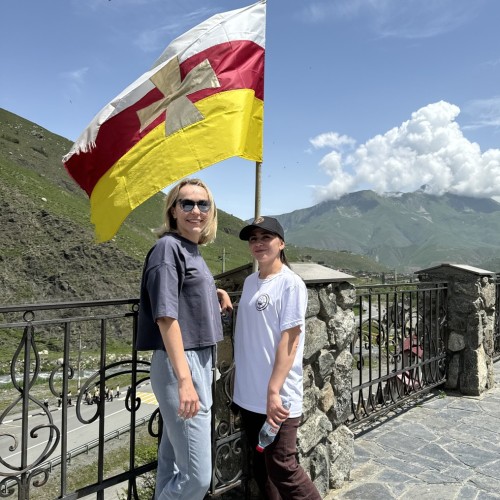 Девичник в Осетии: джип-трип в горах с уроками стрельбы и рисования