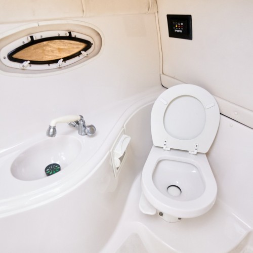 На роскошном катере — по рекам и каналам Санкт-Петербурга