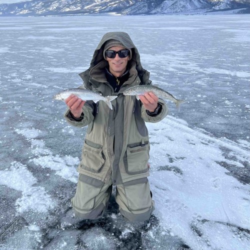 Зимняя рыбалка на льду Байкала своей компанией