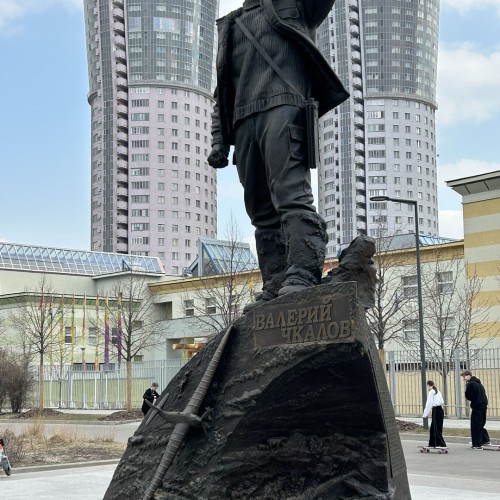 Пешком по страницам истории Москвы: персональное погружение в тайны Кремля и легенды авиации