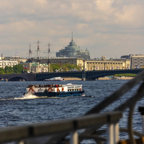 Прогулка на открытом катере — от центра Петербурга до новых кварталов у воды