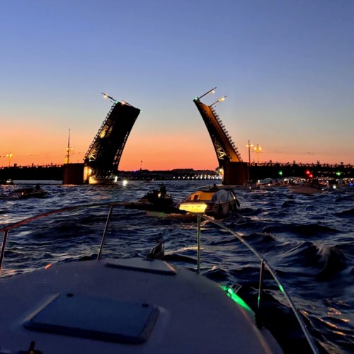 Ночь, катер, развод мостов