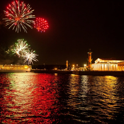 Салют Победы с теплохода: главный фейерверк страны
