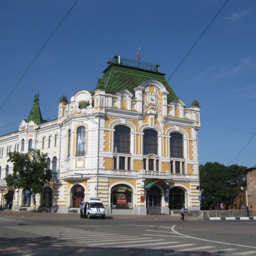 Исторический портрет Нижнего Новгорода на фоне Большой Покровской