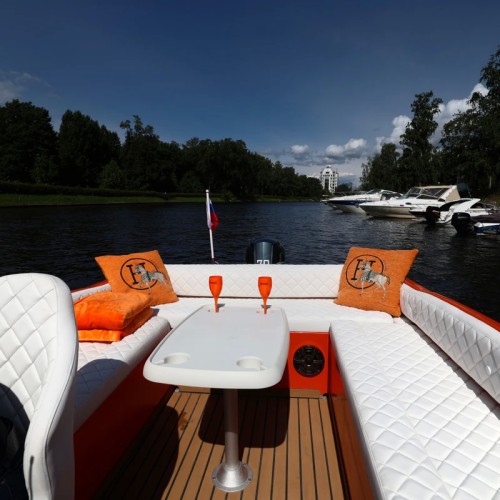 На стильном катере — к самому высокому зданию Европы