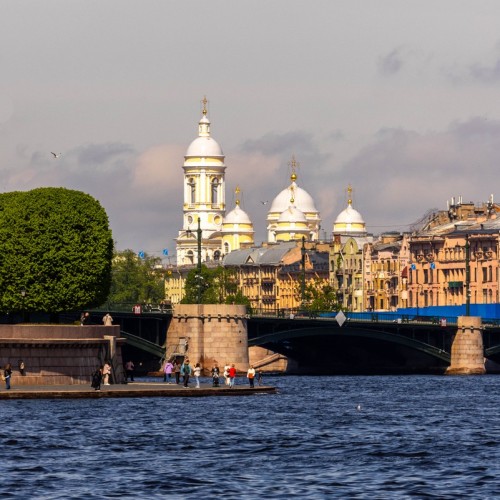 Прогулка на открытом катере — от центра Петербурга до новых кварталов у воды