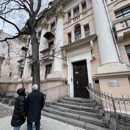 Любовь и стендап на Патриарших прудах