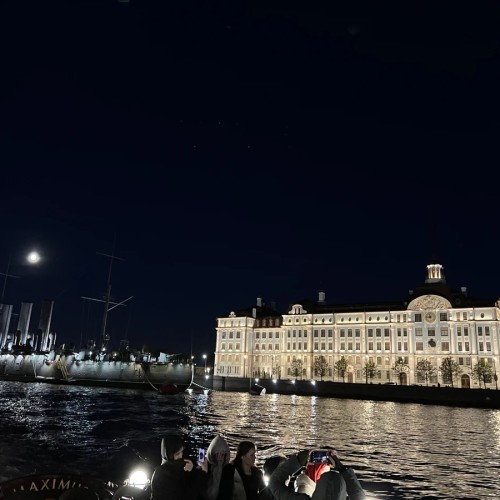 К разводным мостам — на ночном теплоходе