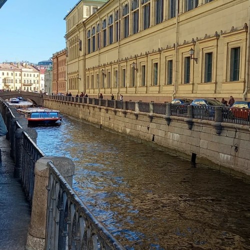 Романовы без трона: групповая прогулка по Дворцовой набережной