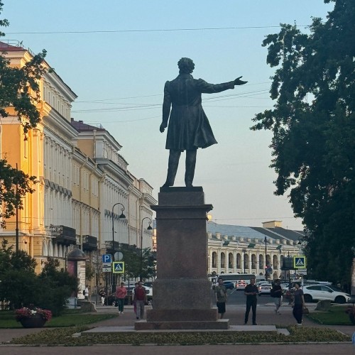 Идём на экскурсию в Русский музей с гидом (билеты включены)