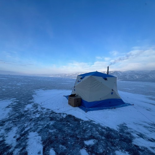 Зимняя рыбалка на льду Байкала своей компанией