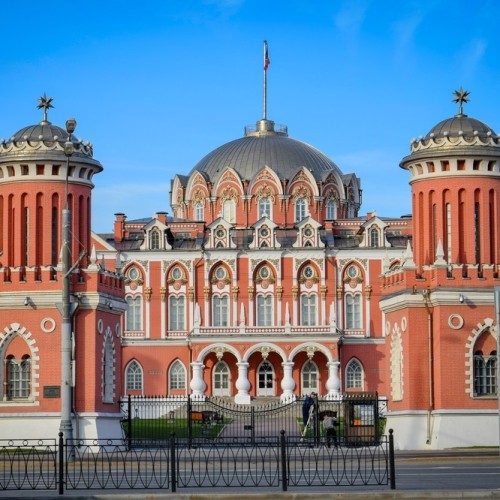 Пешком по страницам истории Москвы: персональное погружение в тайны Кремля и легенды авиации