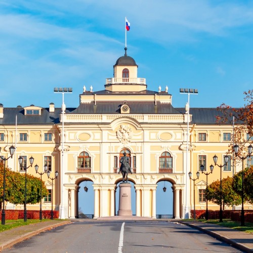 Из Петербурга — в Константиновский дворец в группе