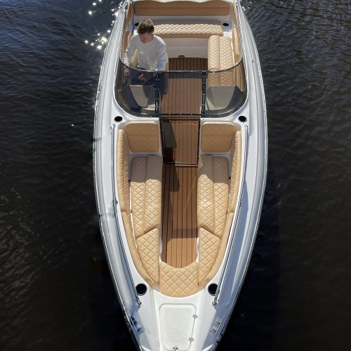 Индивидуальная прогулка на катере по рекам и каналам Санкт-Петербурга