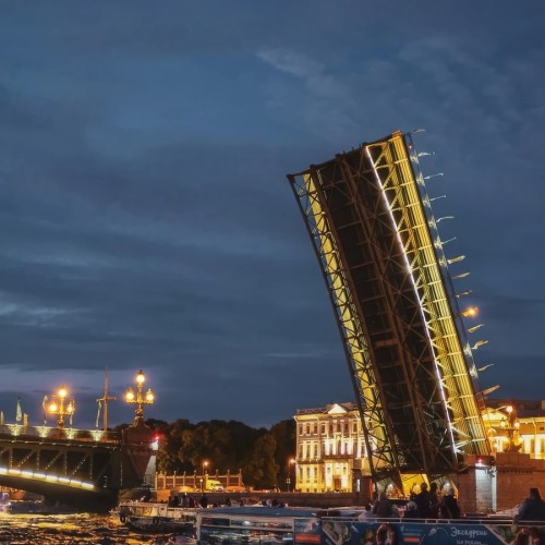 Пять разводных мостов — на теплоходе с гидом