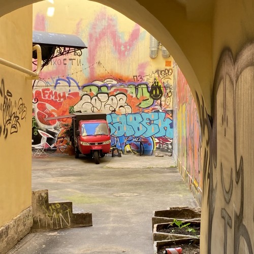 Стрит-арт и дворы Петербурга: авторская прогулка
